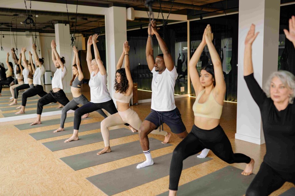 posturas fáciles de estiramiento de yoga - Variación de estocada alta