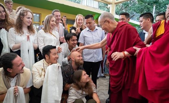 Treffen mit seiner Heiligkeit Dalai Lama während des Yoga-Trainings