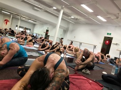 yoga en moldeador de fuego brisbane