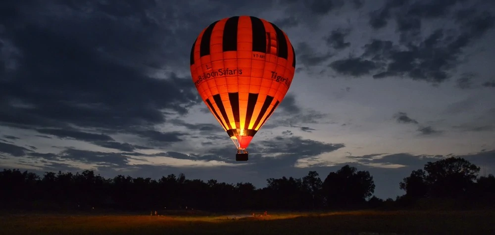 hot air balloon flight in assolda ground