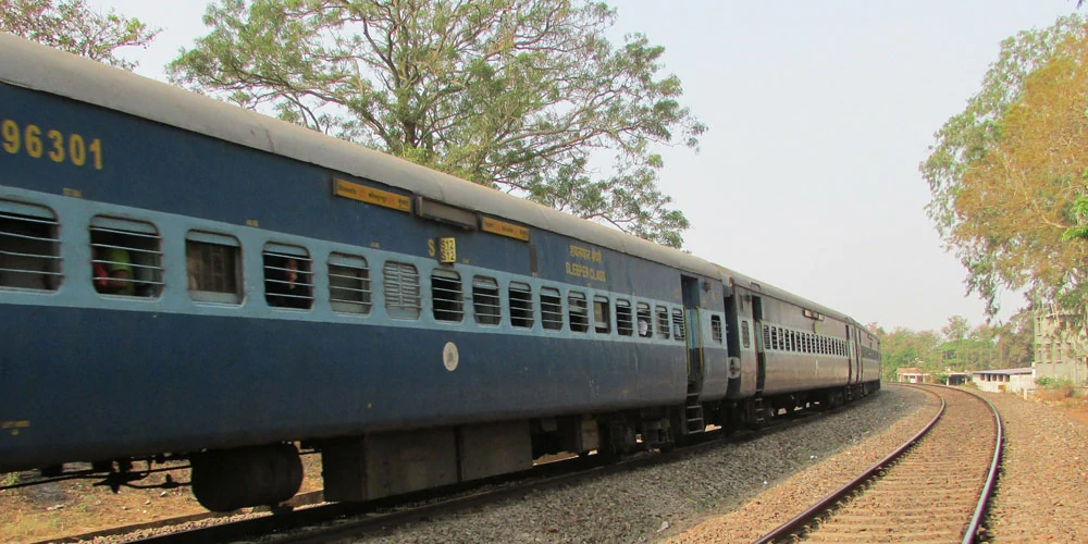 trains from mumbai to goa