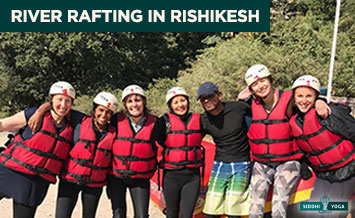 rafting en el río en rishikesh