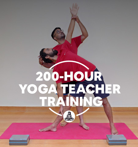 formazione online per insegnanti di yoga di 200 ore 2024