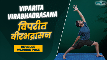 Persona che pratica Viparita virabhadrasana (posa guerriera inversa) su un tappetino yoga per migliorare la flessibilità e la forza.