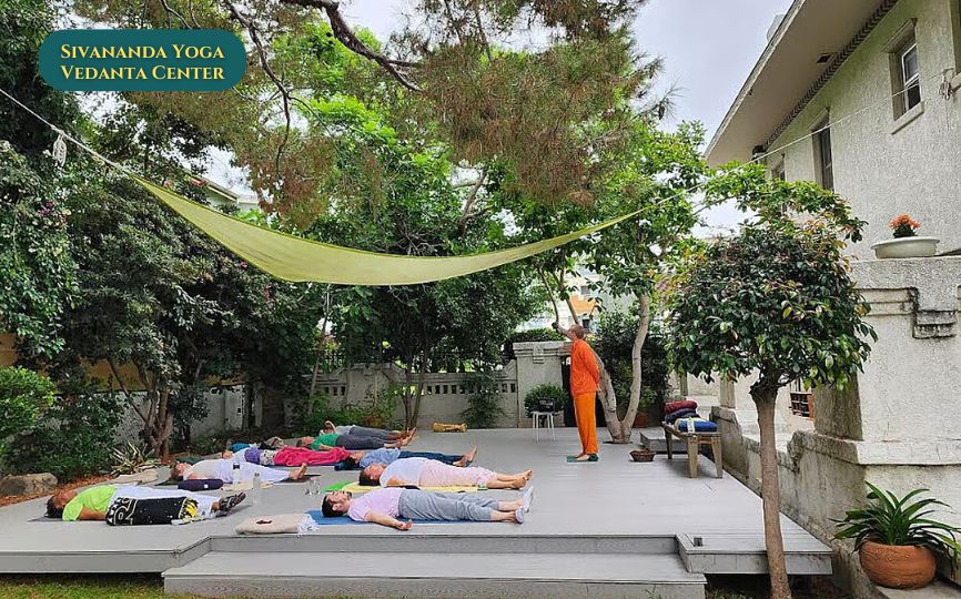 Центр йоги и веданты Шивананда в хаотичном городском Лос-Анджелесе